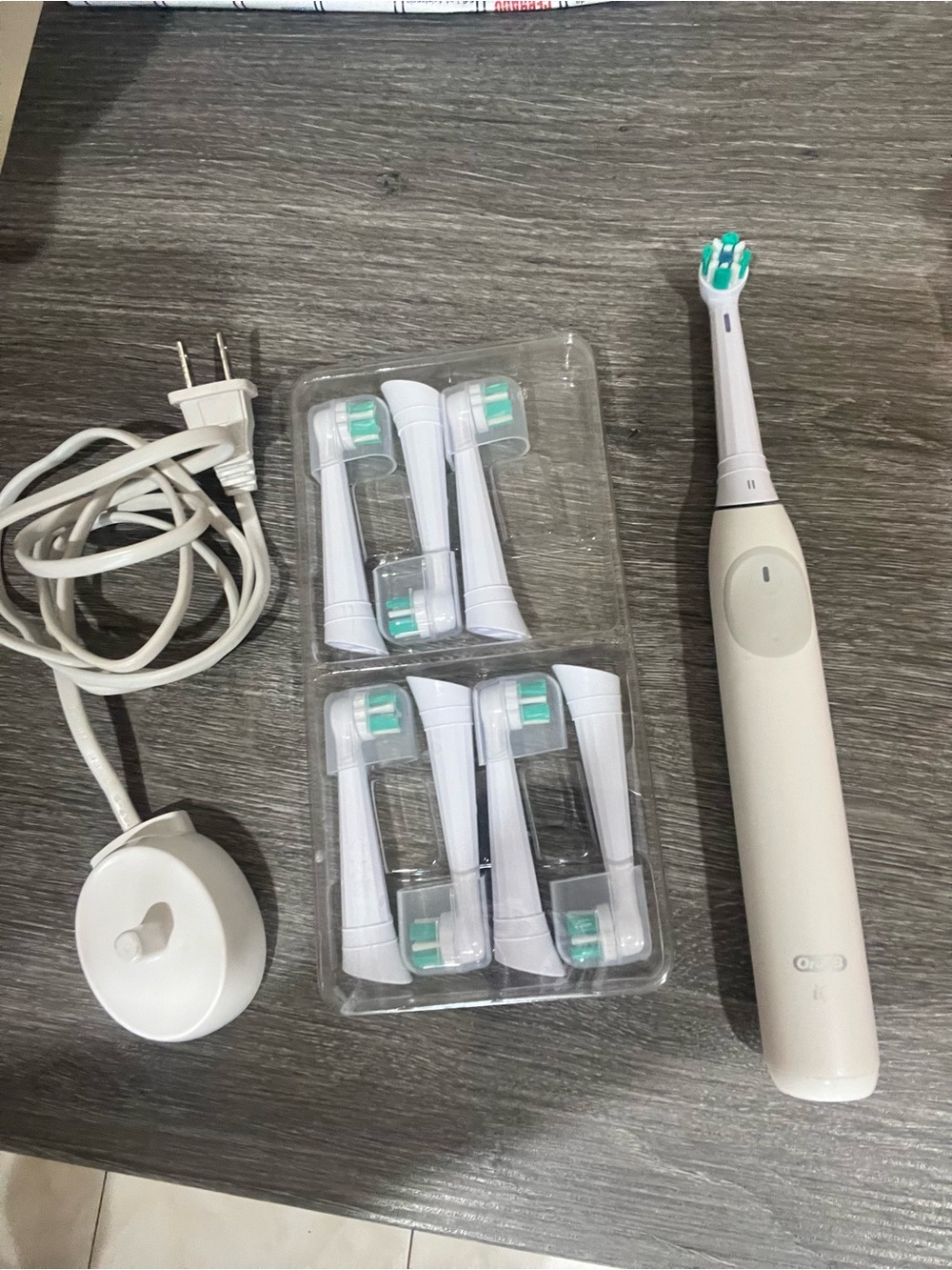 Oral B Electric Toothbrush with Replacement Brush Heads - White